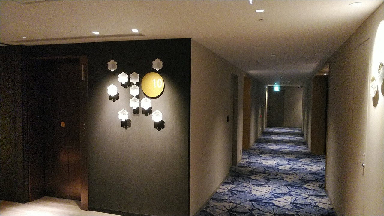 エレベーターホールに廊下