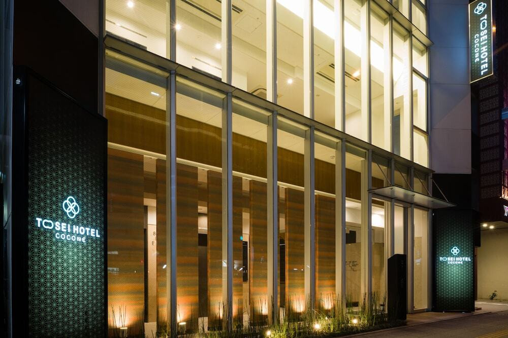 施設の正面 (日没後)