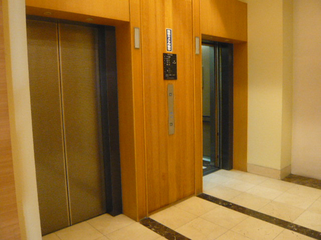 別の場所に、エレベーターがあります。騒音があり、速度遅いです