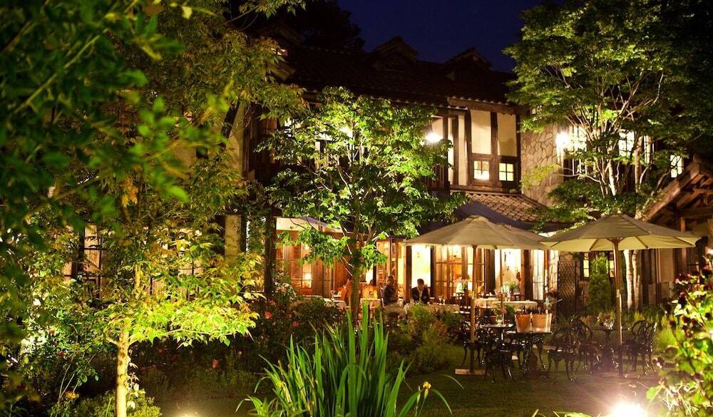 夜のラウンジは
ムードたっぷり / 1