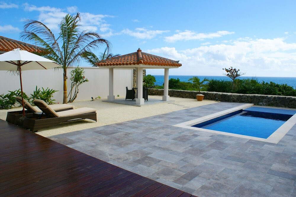 プライベートプールにビーチでセレブ感を2人で堪能4255771