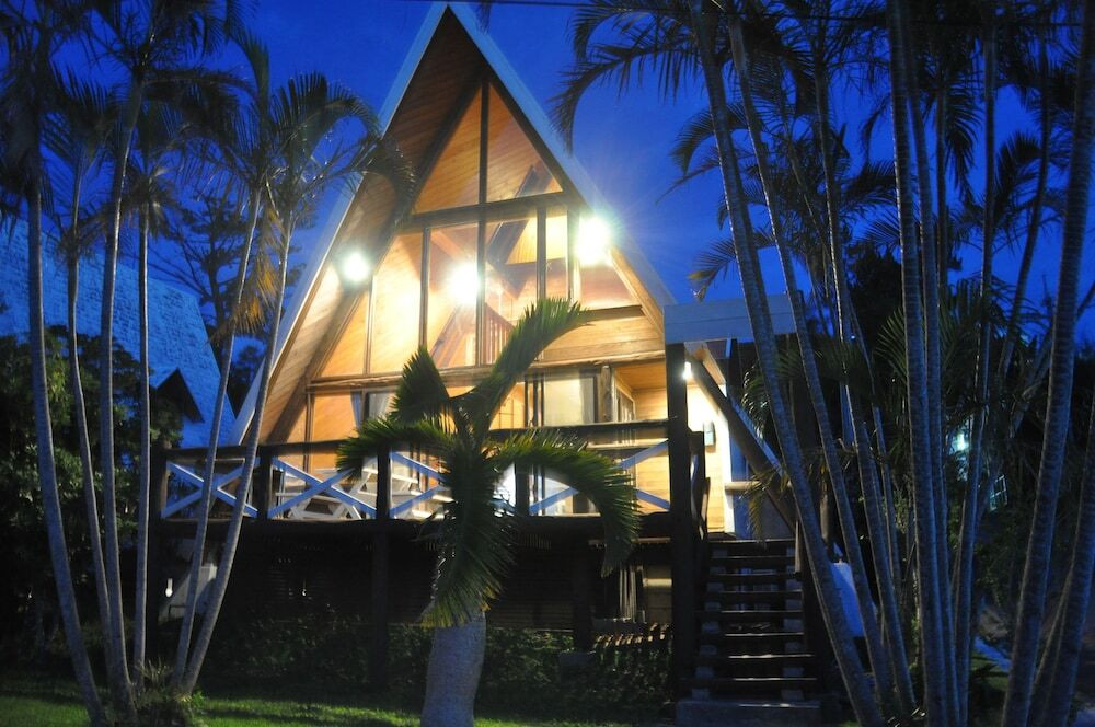 施設の正面 (日没後)