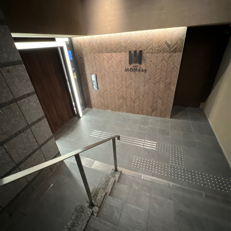 エントランスは半地下