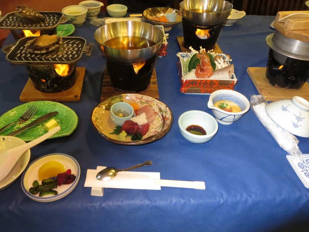 夕食です。他に煮魚、野菜天ぷら、味噌汁などが来ました。