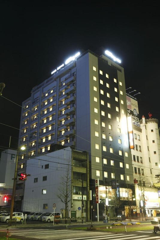 施設の正面 (日没後)