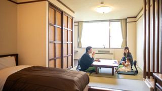 [和洋室] ツインベッド+和室６畳