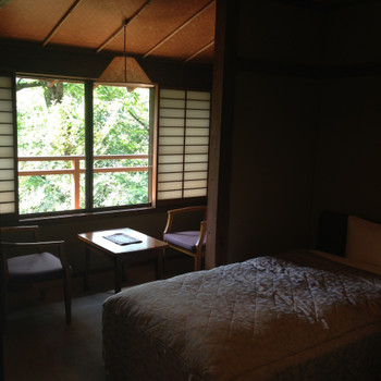 和洋室もあるので家族連れやカップルにも人気3698115