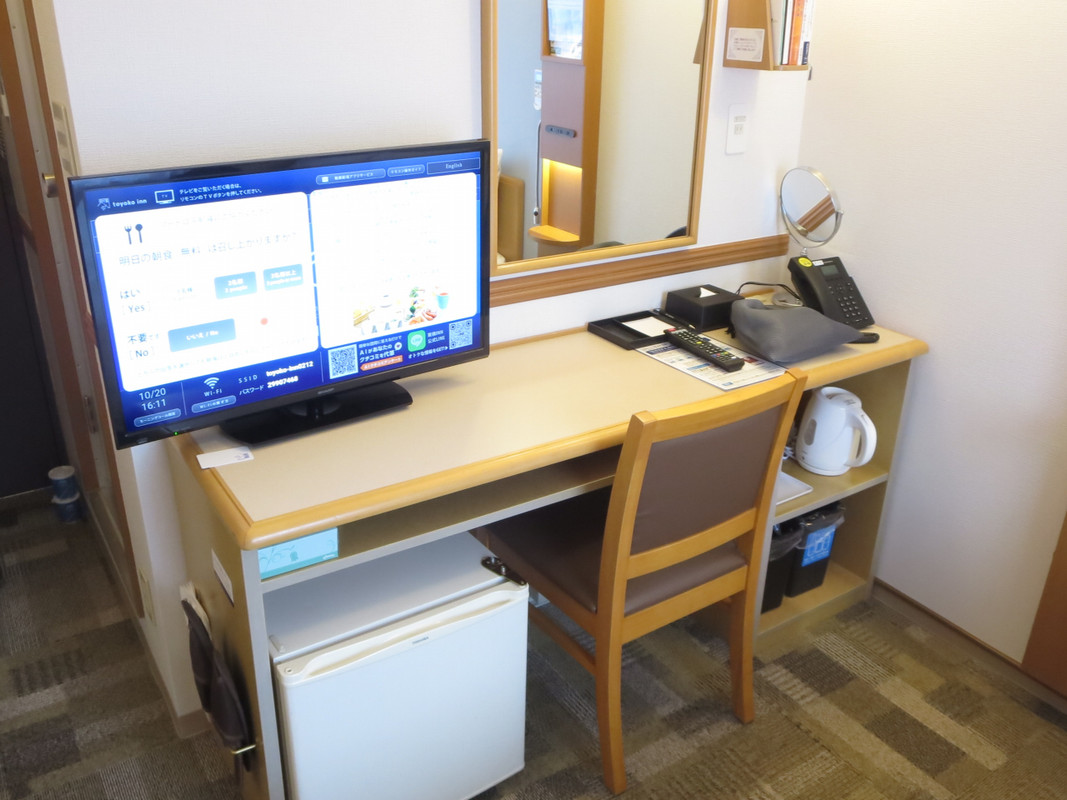 ベッドサイドにある東横インの標準的な調度品です。