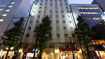 施設の正面 (日没後) / 4