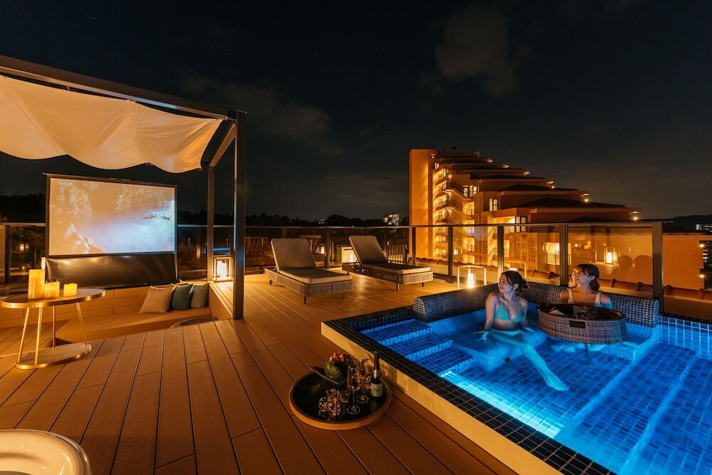 プールで軽食を食べながら映画鑑賞が楽しめる4050946