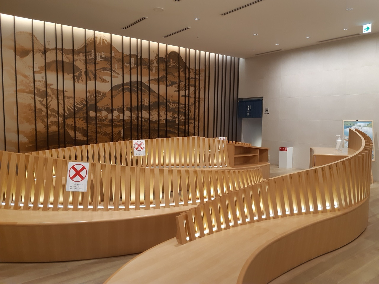 やわらかな光に包まれた休憩スペース3914928