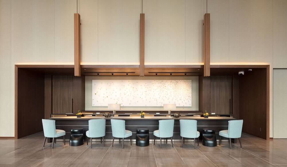 チェックインは
開放的な22階のロビー / 3