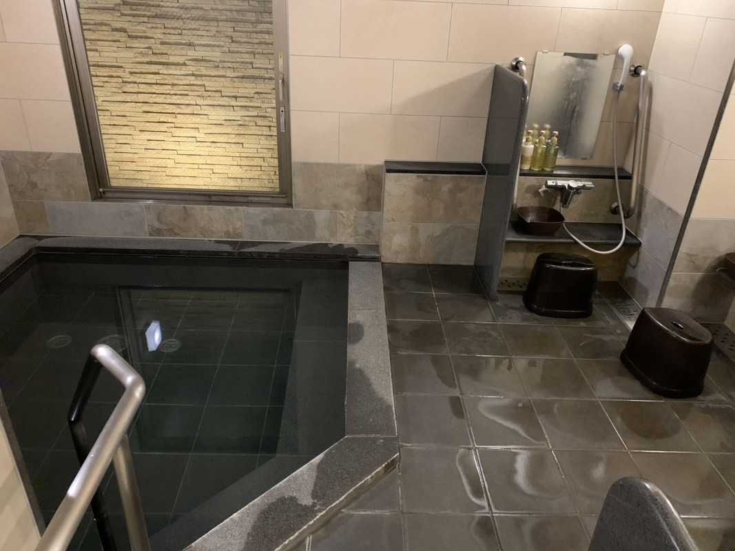 広い風呂もある。