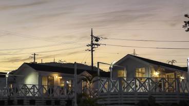 施設の正面 (日没後) / 1