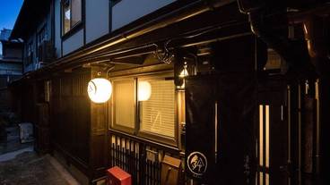 施設の正面 (日没後) / 4