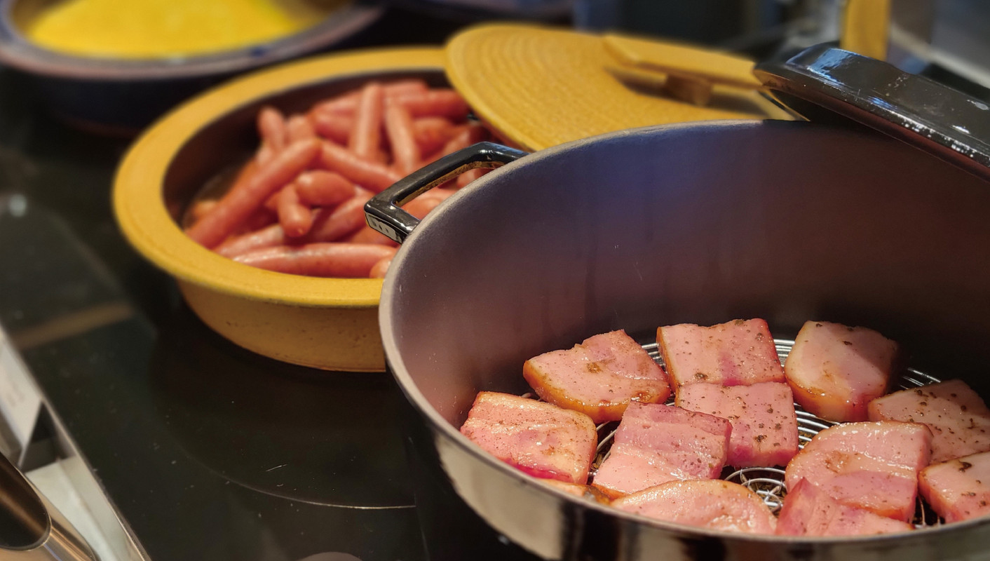 朝食ビュッフェ／厚切りベーコン