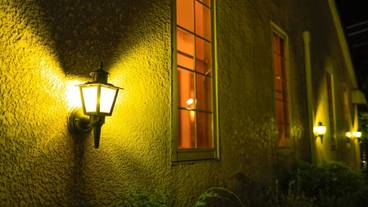 施設の正面 (日没後) / 1