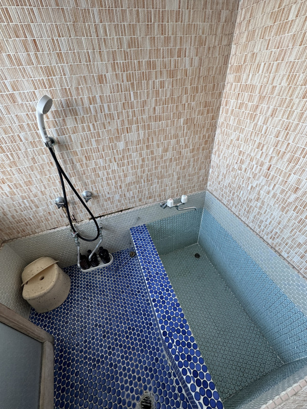 レトロな部屋風呂。温泉が出そうな雰囲気ですが違います…