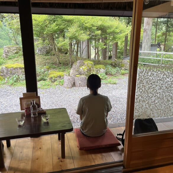 「古民家カフェ鍵屋」では、縁側で外の風景を眺めながらゆっくり過ごしました。 / 5