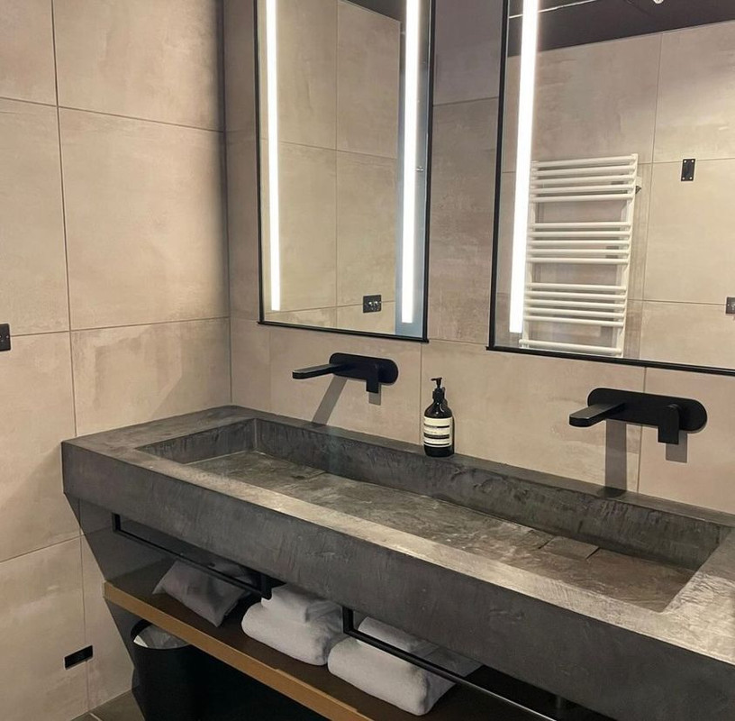 「スイートルーム ソラ」のバスルーム。ダブルシンクでストレスフリーに身支度ができる。イソップのアメニティも好評 / 2