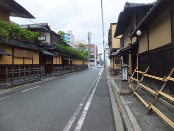 「俵屋旅館」 外観 14363937 この写真では路地をはさんで左が柊屋、右が俵屋。