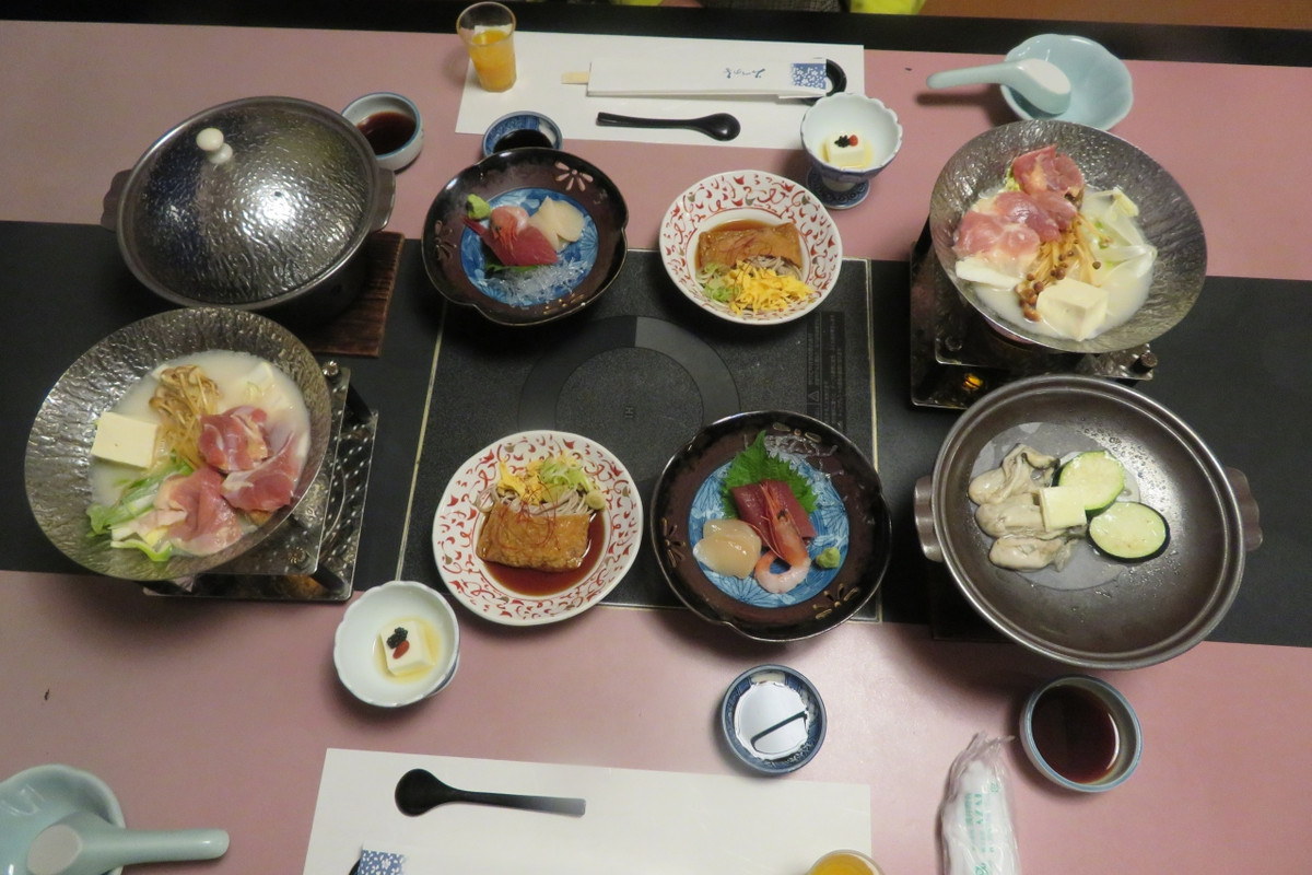 夕食。つきだしはない。この後の料理も少ない。