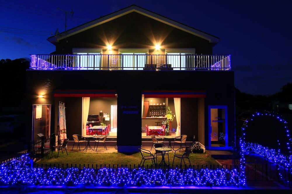 施設の正面 (日没後)