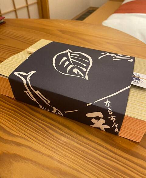 客室で柿の葉寿司を堪能 / 1