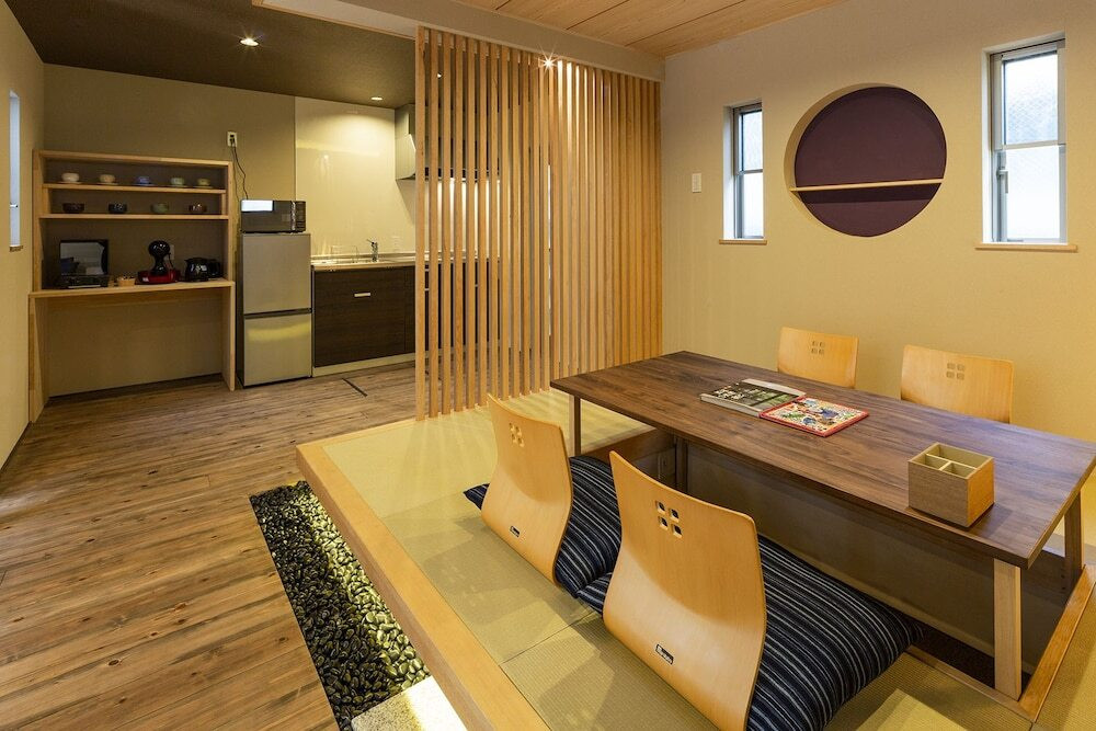 客室内のダイニングエリア