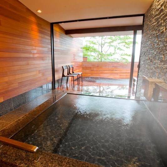 貸切風呂「磐境の湯」
天然水で朝の目覚め / 1