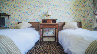 デザイン ルーム シングルベッド 2 台 パーシャルシービュー