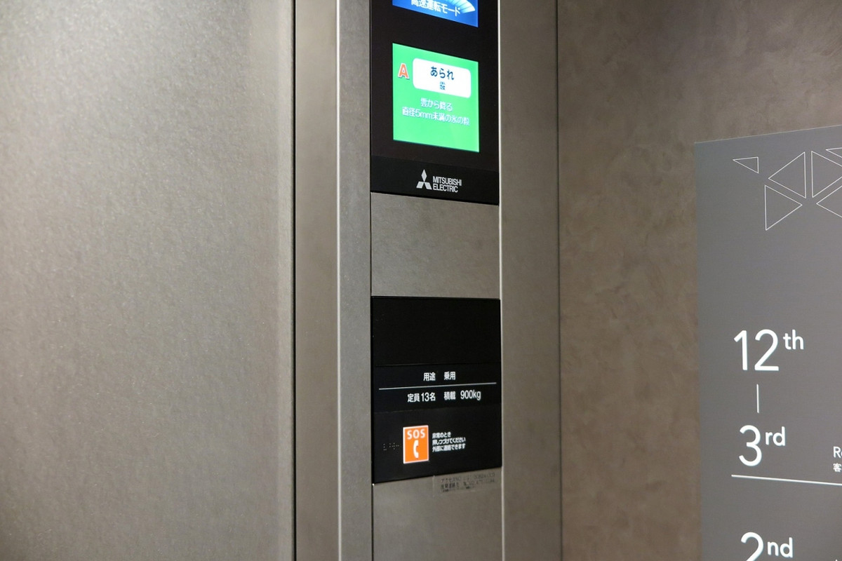 エレベーターの画面はクイズ付き(笑)