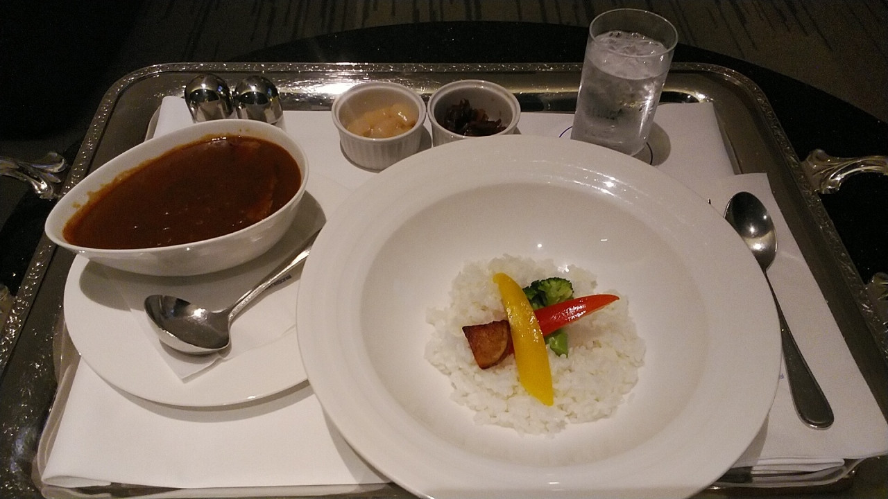 ルームサービスのビーフカレー、カットステーキがカレーの中に