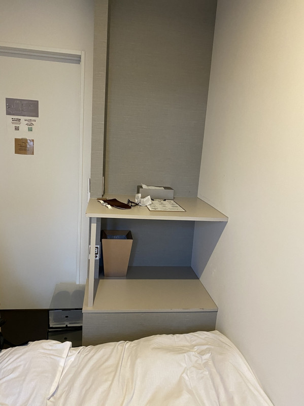 テーブルはなく。。。仕事はできない