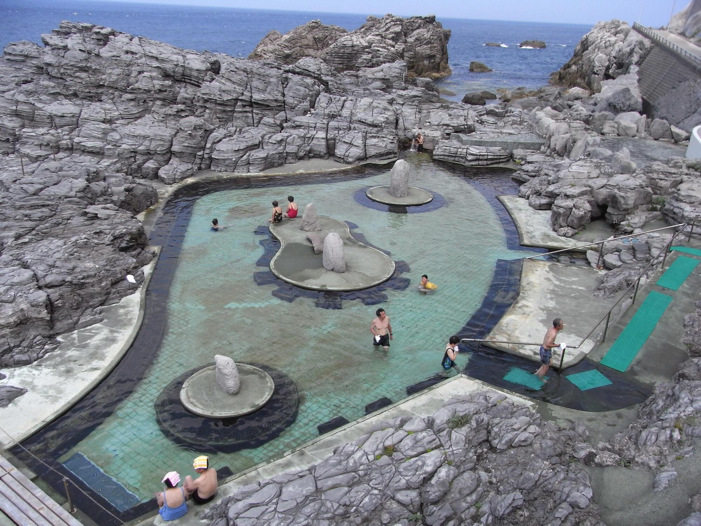 水着で入れる絶景温泉「神津島温泉保養センター」3711488