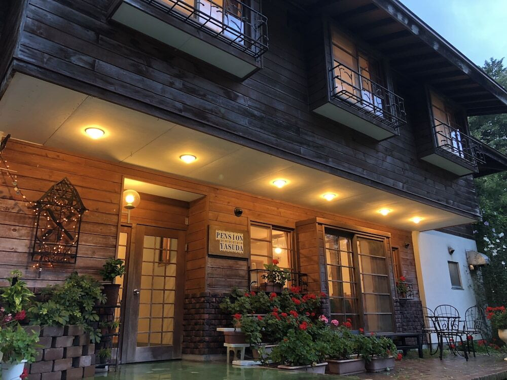 施設の正面 (日没後)