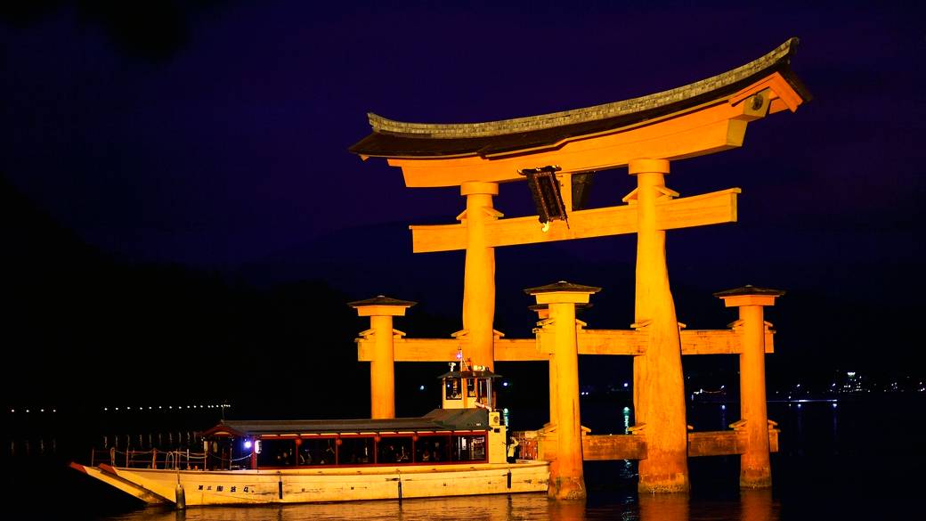 幻想的な
夜の宮島を散策 / 2