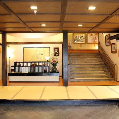 湯畑はすぐそこ！
歴史ある老舗旅館へ / 4