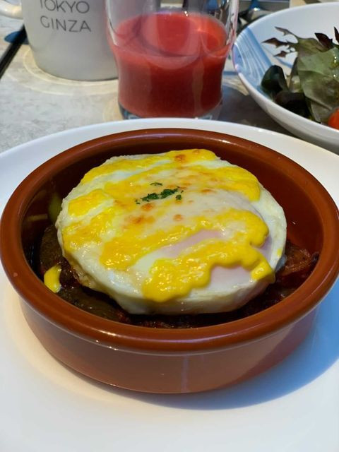 野菜たっぷりのトマトソースにとろとろ半熟卵が乗った「フラメンカエッグ」。フラメンコの衣装のように色鮮やかなことからその名が付いたそう / 2