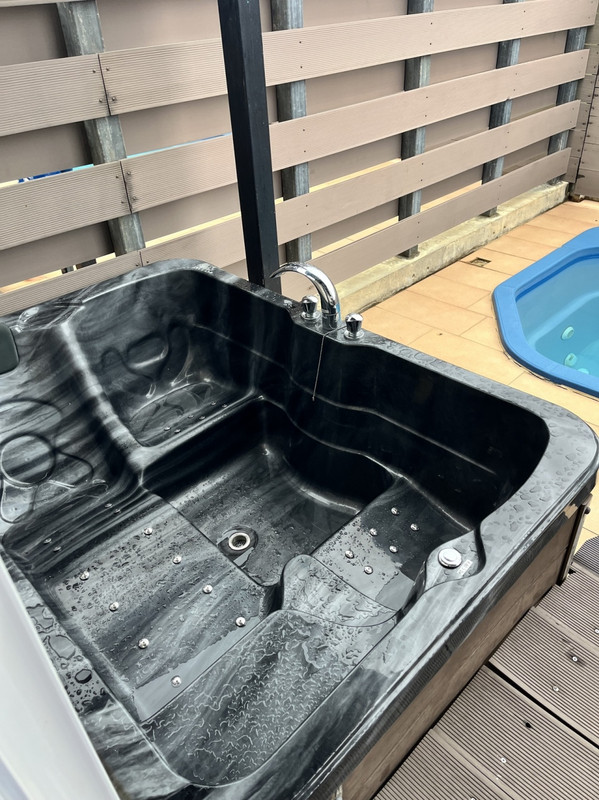 ジャグジー。室内にお風呂もあります。