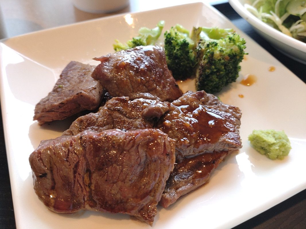 朝食のステーキ