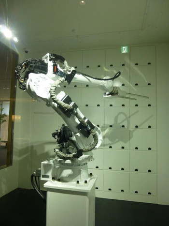 エントランス棟ではロボットスタッフが活躍中！1092848