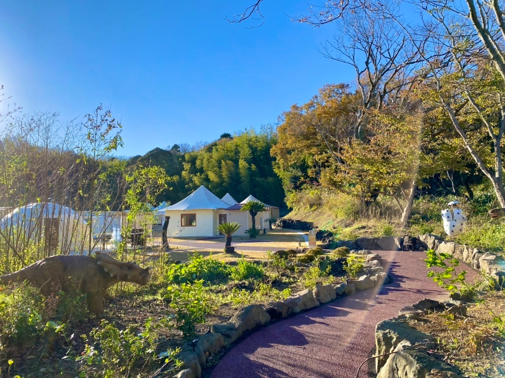 「伊豆グランヴィレッジ グランピング」 その他 203133043 小径の先にテントが並びます