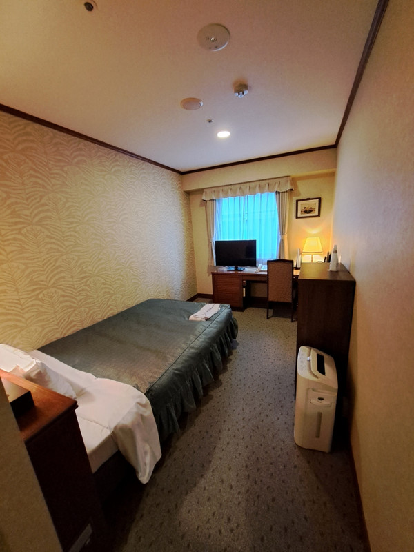 値段からすると広め。　家具良し、ベットカバーは明るい方が良い