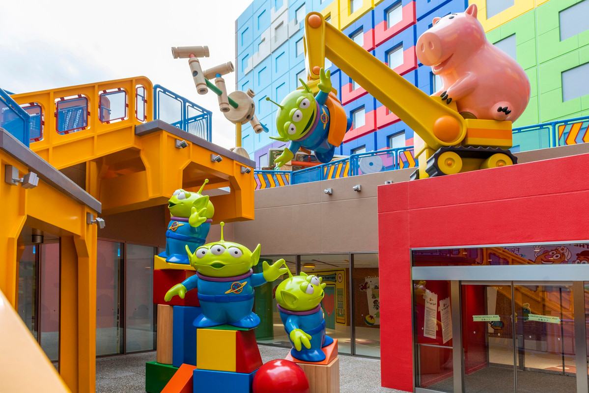 ©Disney/Pixar
TINKERTOY is a trademark of Hasbro and is used with permission.© 2021 Hasbro. All Rights Reserved. Licensed by Hasbro. / 5