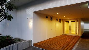 施設の正面 (日没後) / 1