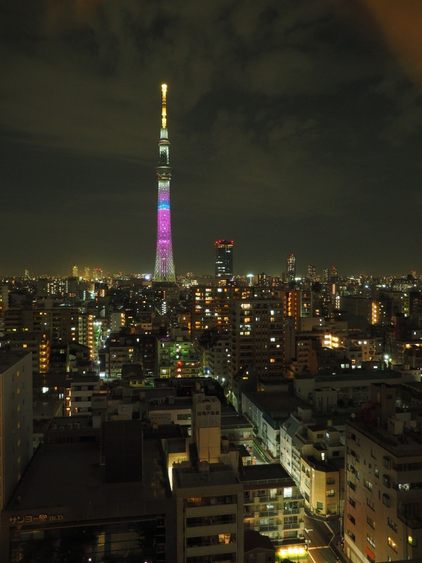 部屋から見える夜のスカイツリーのライトアップです。