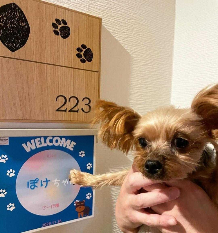 「ワンちゃんルーム」の入り口には、愛犬の名前が入ったウェルカムボードが。記念撮影にもぴったり / 1