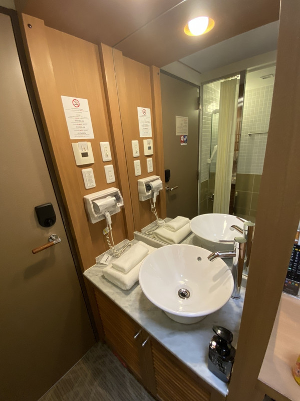 ドライヤーは固定式です。