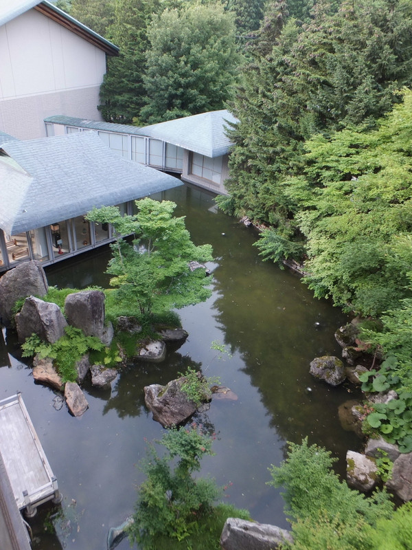 夜は池がライトアップされてました。